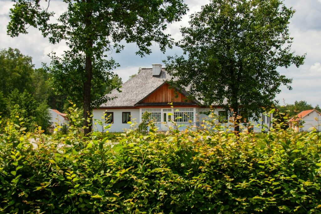 Dom jednorodzinny otoczony zielenią